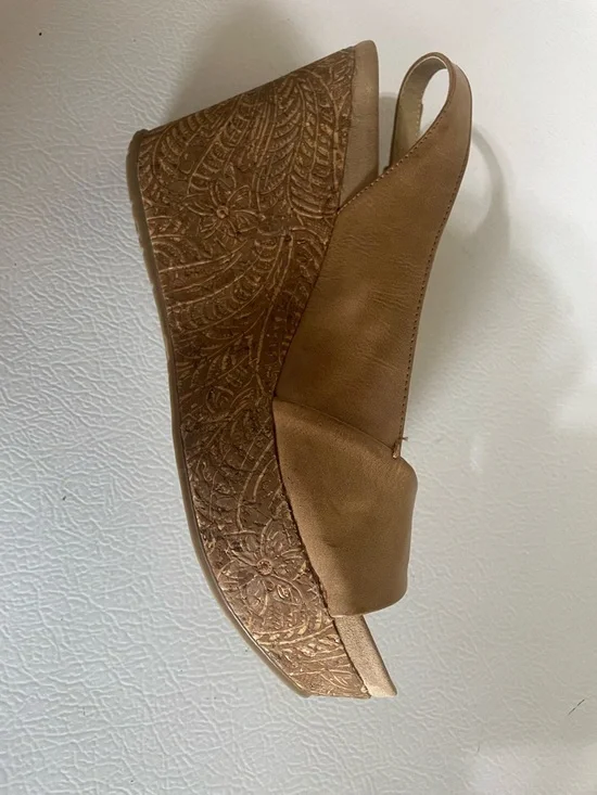 Reaction Kenneth Cole Women's Tan Wedge Sandals. Good Condition. Size 9. - Picture 3 of 11